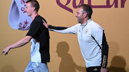 Bundestrainer Hansi Flick (r.) stellt Verteidiger Lukas Klostermann einen Startelf-Einsatz in Aussicht.