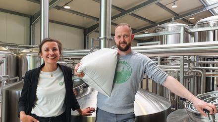 Michèle Hengst und Torsten Vullriede brauen ihr „Berliner Berg Bier“ jetzt in der Treptower Straße.