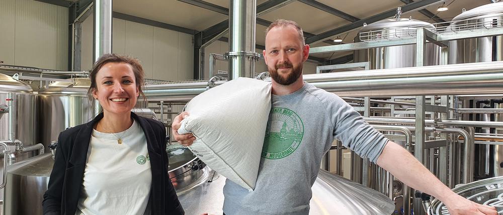 Michèle Hengst und Torsten Vullriede brauen ihr „Berliner Berg Bier“ jetzt in der Treptower Straße.
