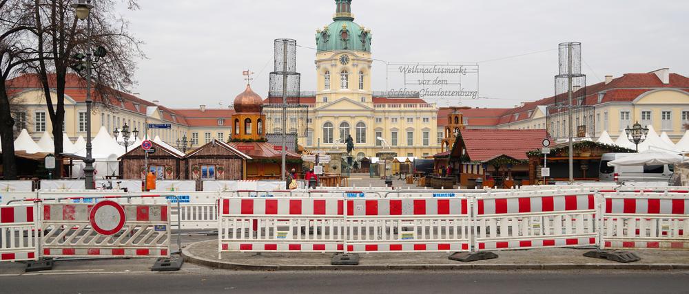 Absperrungen am Berliner Weihnachtsmarkt vor dem Schloss Charlottenburg.