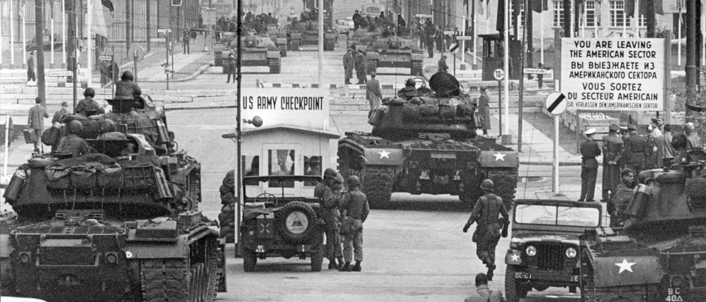 Panzer am Checkpoint Charlie in Berlin 1961 . Gespannte Stimmung zwischen den Supermächten im Herzen Berlins wenige Wochen nach dem Mauerbau: Sowjetische (hinten, T 54) und amerikanische (vorn) Panzer stehen sich am 28.10.1961 an der Berliner Sektorengrenze in der Friedrichstraße gegenüber. Am Tag zuvor hatten mehrere amerikanische Panzer unmittelbar an der Grenzlinie zwischen West- und Ostberlin Aufstellung genommen. Anlass für die brisante Konfrontation war die Aufforderung der DDR-Grenzposten an Angehörige der US-Mission, sich beim Passieren des alliierten Kontrollpunktes auszuweisen.