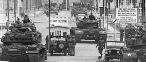 Panzer am Checkpoint Charlie in Berlin 1961 . Gespannte Stimmung zwischen den Supermächten im Herzen Berlins wenige Wochen nach dem Mauerbau: Sowjetische (hinten, T 54) und amerikanische (vorn) Panzer stehen sich am 28.10.1961 an der Berliner Sektorengrenze in der Friedrichstraße gegenüber. Am Tag zuvor hatten mehrere amerikanische Panzer unmittelbar an der Grenzlinie zwischen West- und Ostberlin Aufstellung genommen. Anlass für die brisante Konfrontation war die Aufforderung der DDR-Grenzposten an Angehörige der US-Mission, sich beim Passieren des alliierten Kontrollpunktes auszuweisen. 