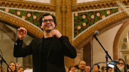 Mariano Domingo leitet das Utopia Orchester.