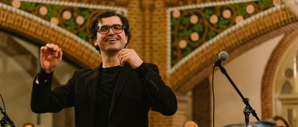 Mariano Domingo leitet das Utopia Orchester.
