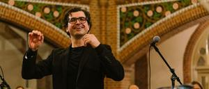 Mariano Domingo leitet das Utopia Orchester.