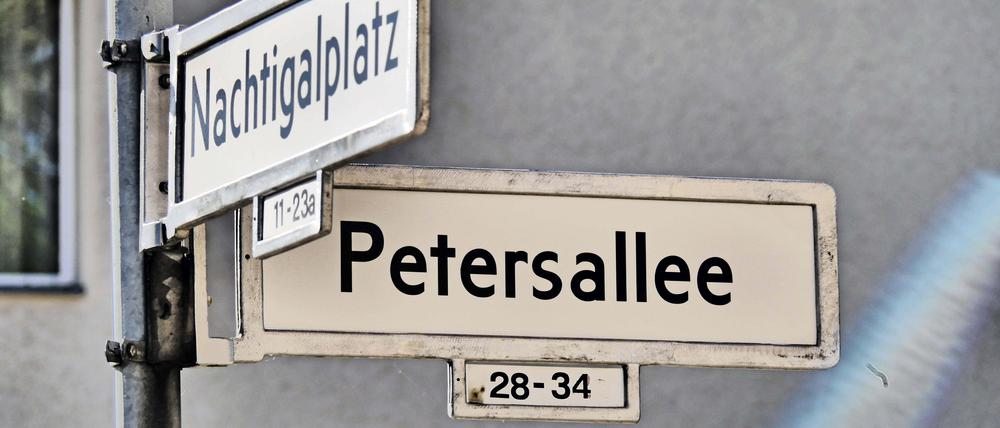 Die alten Straßenschilder in Berlin-Wedding werden ausgetauscht.