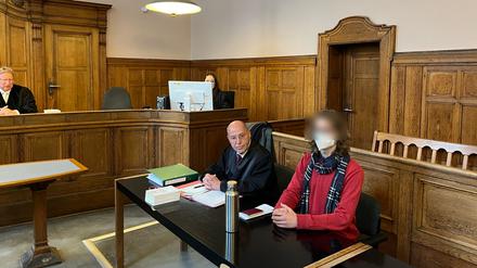 Der Aktivist der „Letzten Generation“ mit seinem Anwalt Gregor Gysi am Mittwoch vor Gericht. 
