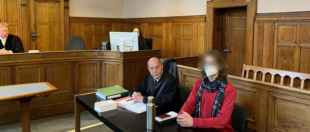Der Aktivist der „Letzten Generation“ mit seinem Anwalt Gregor Gysi am Mittwoch vor Gericht.