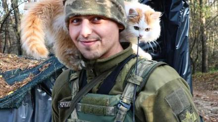 Ukrainischer Soldat mit Katze.