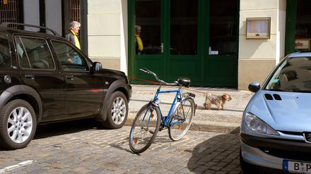 Gleichberechtigung - Fahrrad parkt in einer Parklücke in Berlin