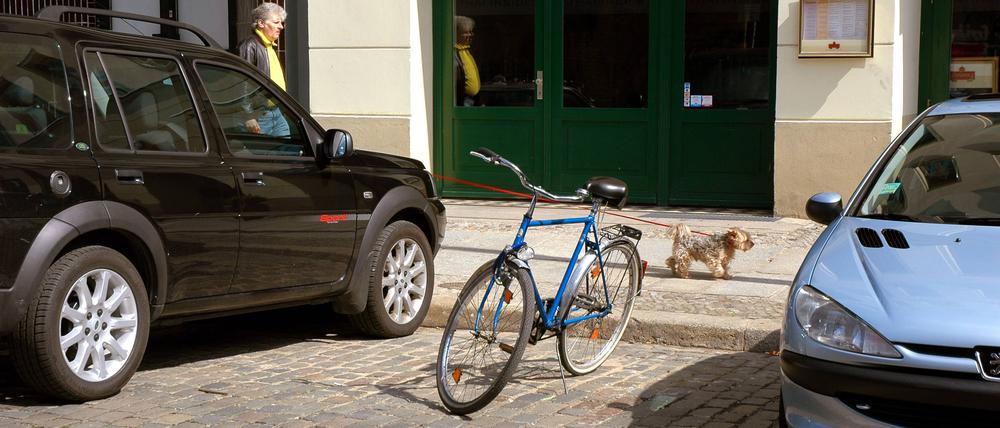 Gleichberechtigung - Fahrrad parkt in einer Parklücke in Berlin