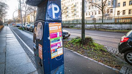 Berlin Pankow OT Prenzlauer Berg Parkraumbewirtschaftung, Parkschein, Parkscheinautomat, Handyparken Berlin *** Berlin Pankow OT Prenzlauer Berg Parking space management, parking ticket, parking ticket machine, mobile phone parking Berlin 