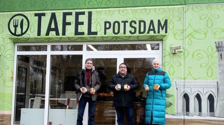 Imkervereinschef Jens Frick (M.) mit Vereinsmitglied Saskia Ludwig (CDU) und Bodo Killat (l.), dem Leiter der Tafel-Ausgabestelle in der Drewitzer Straße.