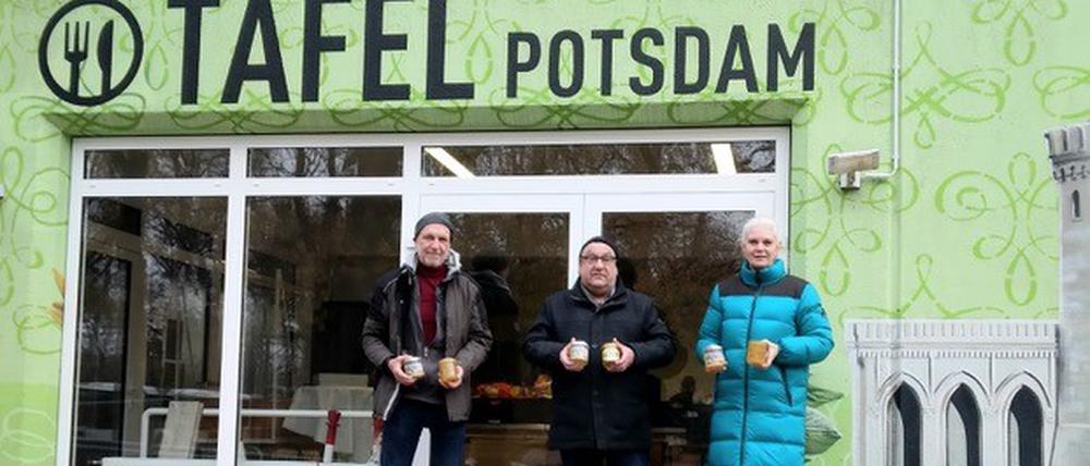 Imkervereinschef Jens Frick (M.) mit Vereinsmitglied Saskia Ludwig (CDU) und Bodo Killat (l.), dem Leiter der Tafel-Ausgabestelle in der Drewitzer Straße.