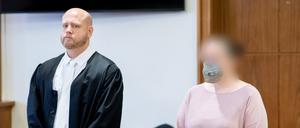 Die Angeklagte steht vor Beginn des Prozesses um wirkungslose Corona-Impfungen mit Kochsalzlösung in einem Saal im Landgericht Oldenburg neben ihrem Anwalt (Archivbild).