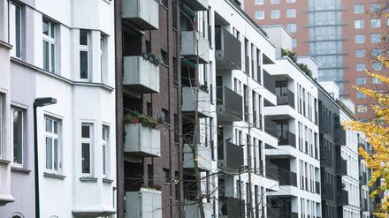 Düsseldorf 29.11.2022 Mehrfamilienhaus Mietshaus Miete Mietspiegel Mietpreisspiegel Immobilie Immobilien Wohnungsnot Rohbau Wohnungsmangel Wohnungsmangel Baustau Wohnimmobilie Wohnungsimmobilien Mietpreise Altbau Leerstand Baumaterial Baustoffe Mietpreise Wohnungsbau Ballungsgebiet bezahlbarer Wohnraum Wohnungssuche CO2-Preis CO2 Bundes-Klimaschutzgesetz Heizen Heizung Klimapaket Mieter Vermieter Mietpreis-Bremse Mietpreisbremse Wohnungsnot Klimasteuer Energiewende Büro Büros Homeoffice Home-Office Abriss Baustelle Hauseigentümer Grundsteuererklärung Baugenehmigung Wohnraumnot Wohngeld Bürgergeld Inflation Betongold Bauzinsen Bankzinsen Leitzins Düsseldorf Nordrhein-Westfalen Deutschland *** Dusseldorf 29 11 2022 apartment house re