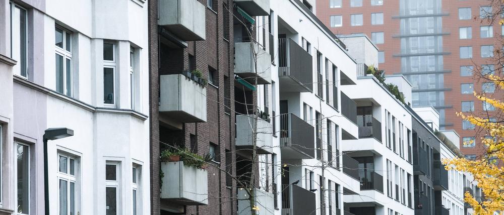 Düsseldorf 29.11.2022 Mehrfamilienhaus Mietshaus Miete Mietspiegel Mietpreisspiegel Immobilie Immobilien Wohnungsnot Rohbau Wohnungsmangel Wohnungsmangel Baustau Wohnimmobilie Wohnungsimmobilien Mietpreise Altbau Leerstand Baumaterial Baustoffe Mietpreise Wohnungsbau Ballungsgebiet bezahlbarer Wohnraum Wohnungssuche CO2-Preis CO2 Bundes-Klimaschutzgesetz Heizen Heizung Klimapaket Mieter Vermieter Mietpreis-Bremse Mietpreisbremse Wohnungsnot Klimasteuer Energiewende Büro Büros Homeoffice Home-Office Abriss Baustelle Hauseigentümer Grundsteuererklärung Baugenehmigung Wohnraumnot Wohngeld Bürgergeld Inflation Betongold Bauzinsen Bankzinsen Leitzins Düsseldorf Nordrhein-Westfalen Deutschland *** Dusseldorf 29 11 2022 apartment house re