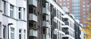 Düsseldorf 29.11.2022 Mehrfamilienhaus Mietshaus Miete Mietspiegel Mietpreisspiegel Immobilie Immobilien Wohnungsnot Rohbau Wohnungsmangel Wohnungsmangel Baustau Wohnimmobilie Wohnungsimmobilien Mietpreise Altbau Leerstand Baumaterial Baustoffe Mietpreise Wohnungsbau Ballungsgebiet bezahlbarer Wohnraum Wohnungssuche CO2-Preis CO2 Bundes-Klimaschutzgesetz Heizen Heizung Klimapaket Mieter Vermieter Mietpreis-Bremse Mietpreisbremse Wohnungsnot Klimasteuer Energiewende Büro Büros Homeoffice Home-Office Abriss Baustelle Hauseigentümer Grundsteuererklärung Baugenehmigung Wohnraumnot Wohngeld Bürgergeld Inflation Betongold Bauzinsen Bankzinsen Leitzins Düsseldorf Nordrhein-Westfalen Deutschland *** Dusseldorf 29 11 2022 apartment house re