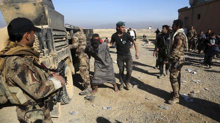 Ein IS-Kämpfer wird im Jahr 2017 im Irak verhaftet. 