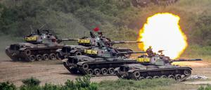 CM-11-Panzer feuern Kanonen während einer zweitägigen Schießübung im Bezirk Pingtung ab. 