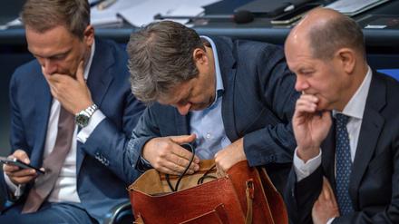 Olaf Scholz, Robert Habeck und Christian Lindner stehen auch weiterhin vor großen Herausforderungen.