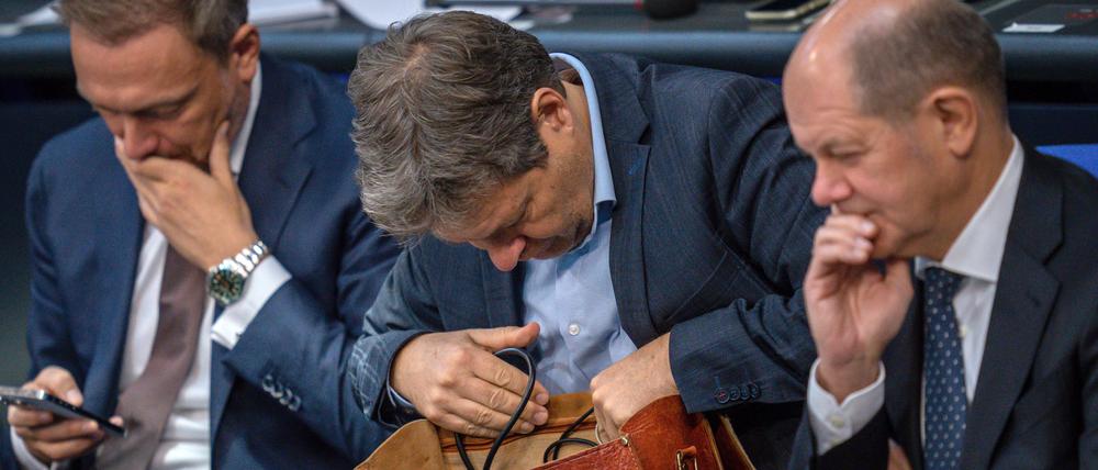 Olaf Scholz, Robert Habeck und Christian Lindner stehen auch weiterhin vor großen Herausforderungen.