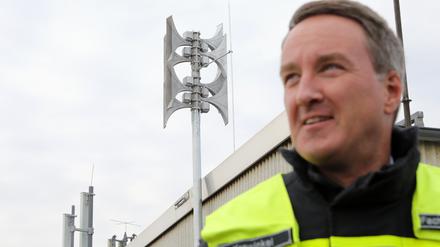 Aufbau neue Sirenengeneration auf dem Campus Rathaus Potsdam.
Oberbürgermeister Mike Schubert informiert gemeinsam mit Ralf Krawinkel, Leiter Feuerwehr Potsdam, über den Aufbau der ersten neuen Sirene in der Landeshauptstadt Potsdam und stellt den neuen Sirenenbedarfsplan vor.