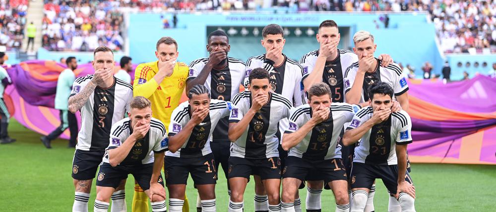 Hand vor dem Mund: Die deutsche Nationalelf vor dem Spiel gegen Japan
