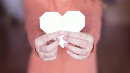 Spenden mit Herz: Wer Geld gibt, möchte, dass möglichst viel davon bei Bedürftigen ankommt.