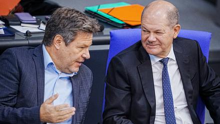 Der grüne Wirtschaftsminister Robert Habeck (links) und Bundeskanzler Olaf Scholz (SPD) sitzen im Bundestag. 