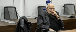 Der Rechtsextremist Horst Mahler sitzt im Gerichtssaal. (Archivbild)