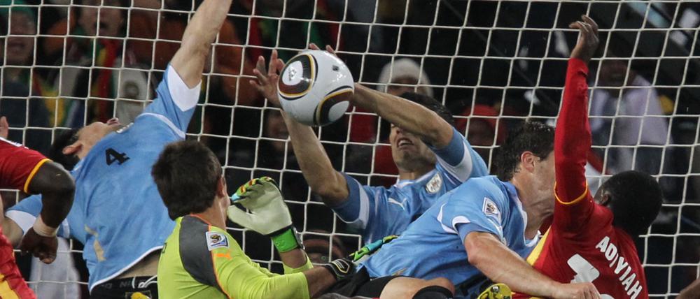 Mit der Hand rettete Luis Suárez (rechts) sein Team 2010 im WM-Viertelfinale gegen Ghana.