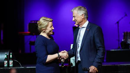 Franziska Giffey (SPD), Berlins Regierende Bürgermeisterin und ehemalige Bezirksbürgermeisterin von Neukölln, gratuliert Clemens Mücke bei seinem Abschiedsfest im Heimathafen Neukölln am 18. Oktober 2022.