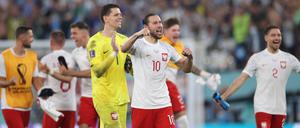 So sehen Verlierer aus. Die polnischen Spieler feiern nach dem Abpfiff.