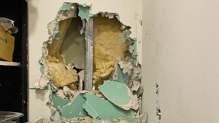 Eine aufgebrochene Wand hinter einem Tresor im Tierheim. 