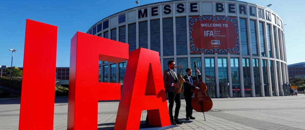 Musicians play on their instruments next to an IFA sign, amid the coronavirus disease (COVID-19) outbreak, in Berlin, Germany September 3, 2020.  REUTERS/Michele Tantussi