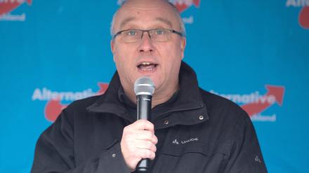 Der AfD-Bundestagsabgeordnete Jens Maier spricht auf einer Kundgebung der sächsischen AfD auf dem Theaterplatz. 