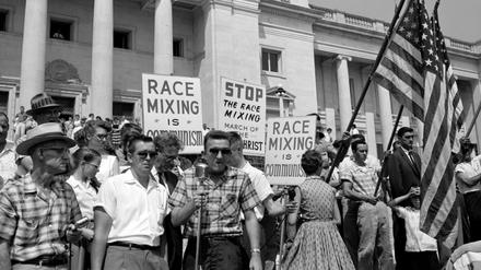 In Little Rock wird 1959 gegen die Aufhebung der Schulsegregation demonstriert.