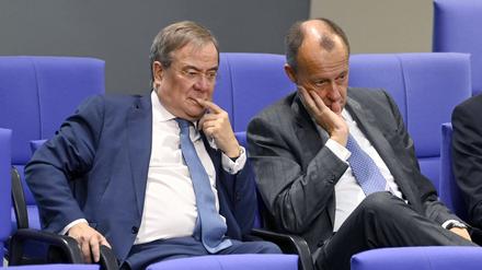 Armin Laschet und Friedrich Merz in der 3. Sitzung des Deutschen Bundestages im Reichstagsgebäude. Berlin, 18.11.2021 *** Armin Laschet and Friedrich Merz in the 3 session of the German Bundestag in the Reichstag building Berlin, 18 11 2021 Foto:xF.xKernx/xFuturexImage