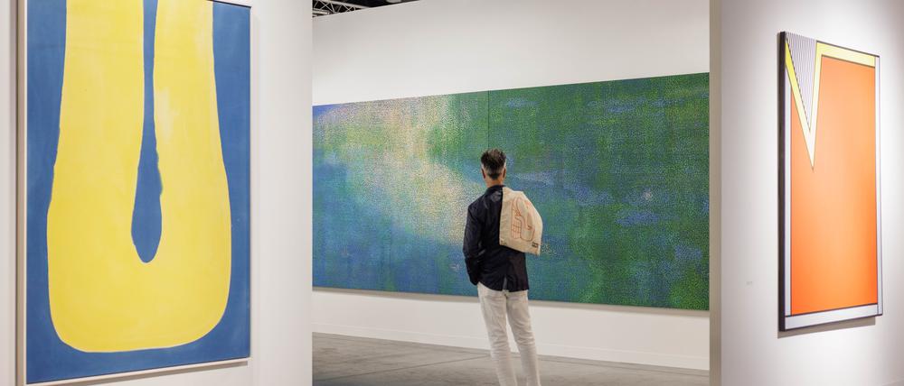 Die New Yorker Garth Greenan Gallery zeigt an ihrem Stand Kunst von Howardena Pindell, Paul Feeley und Nicholas Krushenick.