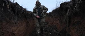 Ein ukrainischer Soldat läuft durch einen Schützengraben in der Nähe der Stadt Bachmut.