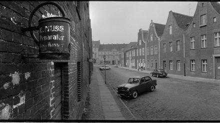 
„Leben im Holländischen Viertel“ war die Diplomarbeit von Eberhard Thonfeld an der Hochschule für Grafik und Buchkunst Leipzig. Hier: Mittelstraße 7.
