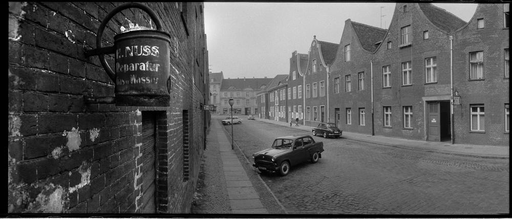 „Leben im Holländischen Viertel“ war die Diplomarbeit von Eberhard Thonfeld an der Hochschule für Grafik und Buchkunst Leipzig. Hier: Mittelstraße 7.