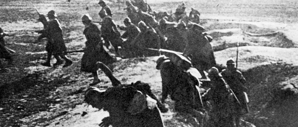 Französische Soldaten klettern während der Schlacht um die ostfranzösische Stadt Verdun zu einem Angriff aus ihren Schützengräben.