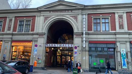 Jeden Samstag stehen vor dem Eingang der Markthalle Neun zwei Stände. Das Bezirksamt prüft aktuell einen Antrag für die Ausweitung des Wochenmarktes: Vier Stände sollen dazu kommen. 