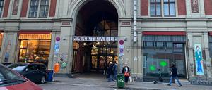 Jeden Samstag stehen vor dem Eingang der Markthalle Neun zwei Stände. Das Bezirksamt prüft aktuell einen Antrag für die Ausweitung des Wochenmarktes: Vier Stände sollen dazu kommen. 