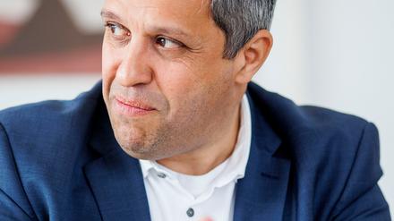 Raed Saleh, Landesvorsitzender der SPD Berlin und Vorsitzender der SPD-Fraktion im Berliner Abgeordnetenhaus, bei einem Interview mit Redakteuren der Deutschen Presse-Agentur (DPA) im Kurt-Schumacher-Haus.