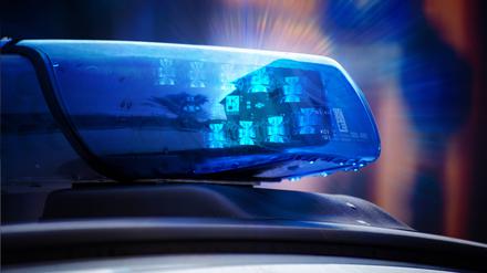  Symbolbild Polizeieinsatz: Nahaufnahme von einem Blaulicht an einem Polizeiauto.