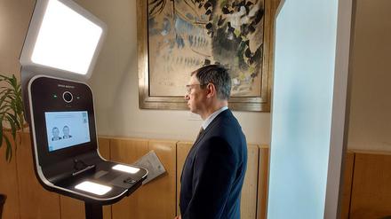 Karsten Lauber im Ausweisautomat im Bürgerservice.