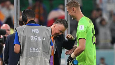 Da freut er sich. Louis van Gaal feiert seine Erfindung Andries Noppert (rechts).